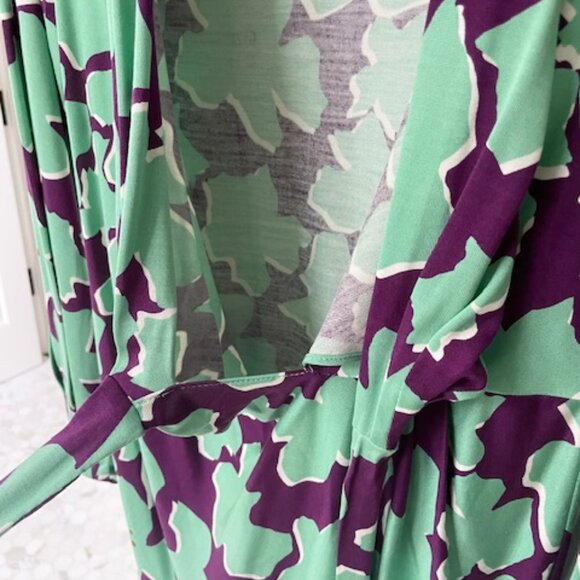DVF Purple and Green Patterned Wrap Dress - 100% Silk, Size 8 - Picture 7 of 11